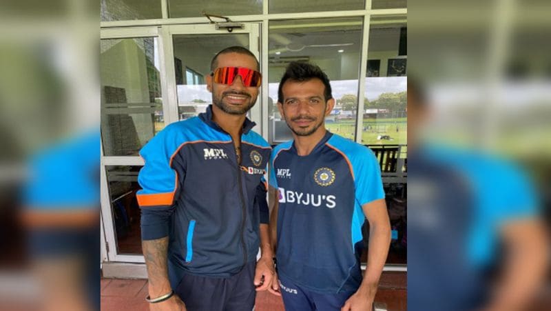 शनिवार को ही टीम के स्टार स्पिनर युजवेंद्र चहल ने टीम के कप्तान शिखर धवन के साथ अपनी एक फोटो शेयर की है, जिसपर उन्होंने लिखा- 'द आयकॉनिक बॉन्ड।' इस फोटो में गब्बर बड़ा सा लाल रंग का चश्मा पहने नजर आ रहे है, वहीं चहल उनके बगल में खड़े हैं।
