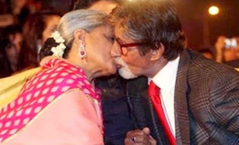 এমনিতে খুল্লামখুল্লা প্রেম কখনওই পছন্দ করতেন না অমিতাভ কিন্তু স্ক্রিন অ্যাওয়ার্ডে একবার প্রকাশ্যেই জয়াকে ঘনিষ্ঠ চুম্বন করেছিলেন তাও আবার রেখার সামনে। 