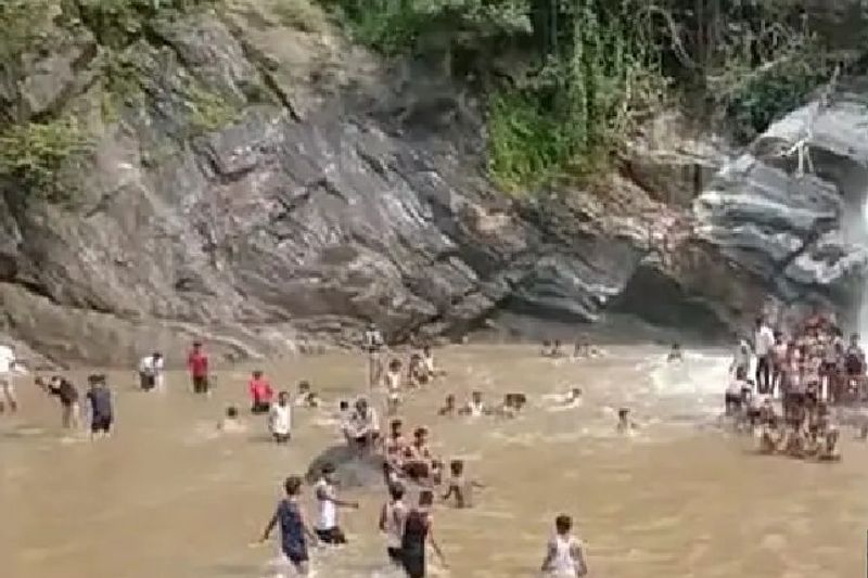 सन्नी और कार्तिक की दोस्ती नवादा के सिद्दार्थ से इंटरनेट पर गेम खेलने के जरिए हुई थी। तीनों ने मिलकर पहले नवादा जिले के ककोलत वॉटरफॉल पर पिकनिक मनाने का प्लान बनाया। लेकिन ककोलत वॉटरफॉल बंद होने के बाद उन्होंने पास में कोई वॉटरफाल गूगल पर सर्च किया और कोडरमा के वृंदाहा वाटरफॉल के बारे में जानकारी लेकर वहां जाने का फैसला किया।