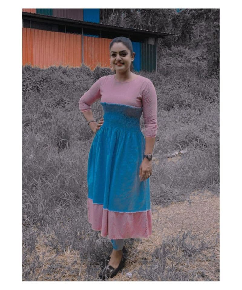 `కార్తికదీపం` సీరియల్ తెలియని బుల్లితెర అభిమాని ఉండరంటే అతిశయోక్తి కాదు. అదే సమయంలో వంటలక్క తెలియని వారు కూడా ఉండరు. ఇందులో వంటలక్కతో పాపులర్ అయ్యింది మలయాళ నటి ప్రేమి విశ్వనాథ్.