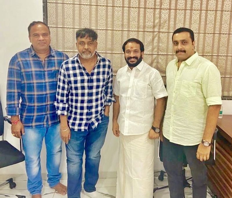 రామ్ పోతినేని హీరోగా రూపొందే సినిమాలో ప్రేమి విశ్వనాథ్ని కీలక పాత్ర కోసం చర్చలు జరుపుతున్నట్టు సమాచారం. ఇటీవల తనసోషల్ మీడియా అకౌంట్ లో దర్శకుడు లింగుస్వామి, నిర్మాత శ్రీనివాస చిట్టూరి హైదరాబాద్లో వంటలక్కని కలిశారట. దీనికి సంబంధించిన ఫోటోని పంచుకుంది ప్రేమి విశ్వనాథ్.