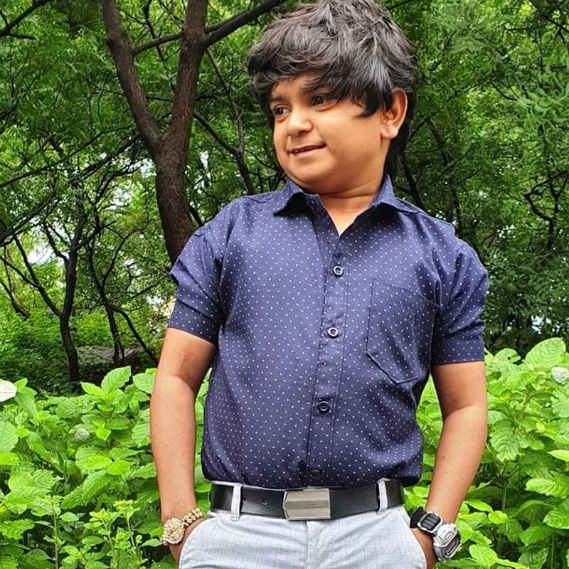 బుల్లితెరపై కమెడియన్ గా ఇంత ఫేమస్ అయిన నరేష్ వయసు తెలిస్తే షాక్ కావలసిందే. కారణం చాలా పొట్టిగా ఉండే నరేష్ జబర్దస్త్ స్కిట్స్ లో చిన్న పిల్లాడు గెటప్స్ వేస్తూ ఉంటాడు. పెద్ద వాడిగా మొగుడు, అల్లుడు, డాన్ క్యారెక్టర్స్ చేసినా అతన్ని చిన్న పిల్లాడి వలె ప్రేక్షకులు భ్రమ పడుతూ ఉంటారు.