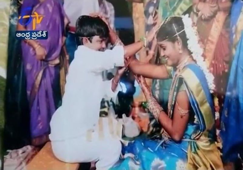 నిజానికి నరేష్ మనం అనుకుంటున్నట్లు బాలుడు కాదు. అతని ప్రస్తుత వయసు 22ఏళ్లకు చేరుకుంది. నరేష్ పొట్టివాడు కావడంతో అతని వయసు కనిపించడం లేదు. మరో ఆసక్తికర సంగతి ఏమిటంటే అతనికి పెళ్లి కూడా అయ్యింది.