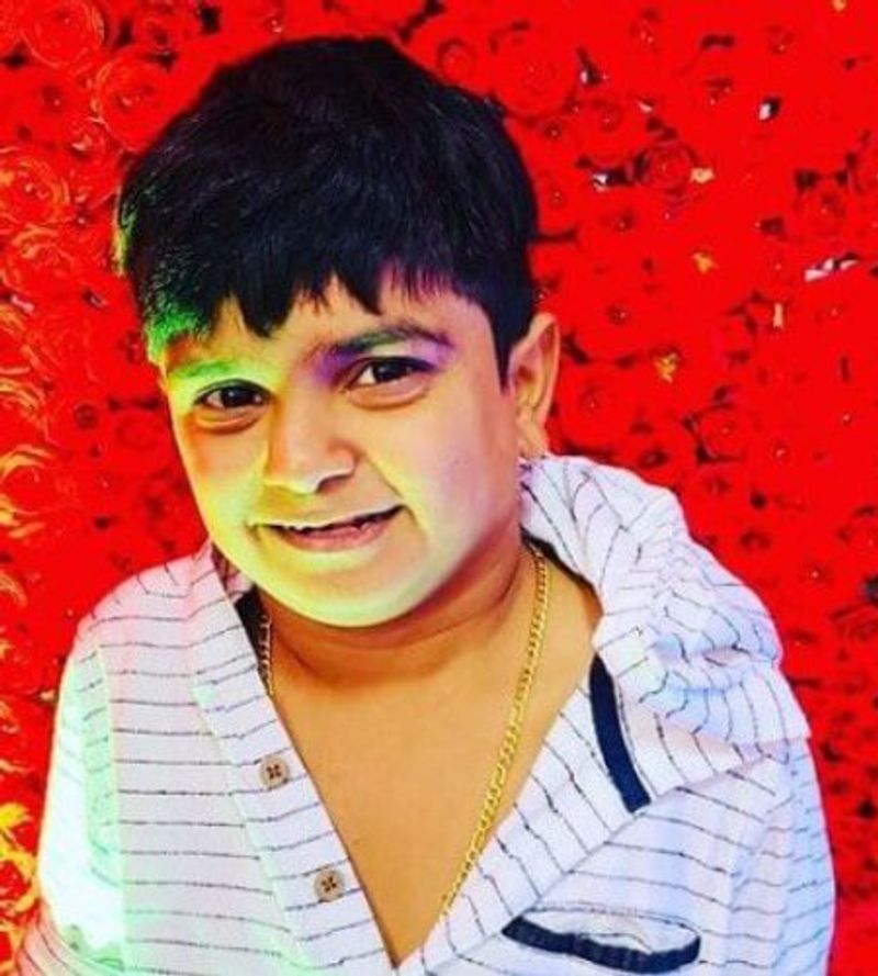 ఆయనకు సపరేట్ ఫ్యాన్ బేస్ ఉంది. ఇక వరంగల్ ప్రాంతానికి చెందిన నరేష్... డిగ్రీ చదువుతూ మధ్యలో మానేశారు. పెద్దగా చదువు లేకున్నా నటనపై మక్కువతో జబర్దస్త్ షోలోకి ఎంట్రీ ఇచ్చి ఫేమస్ అయ్యేడు నరేష్.