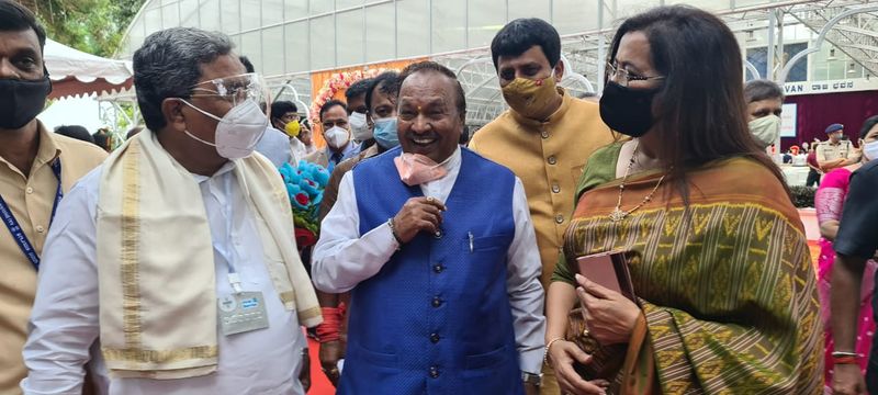 ರಾಜ್ಯಪಾಲರ ಪ್ರಮಾಣವಚನ ಸಮಾರಂಭದಲ್ಲಿ ಭಾಗವಹಿಸಿದ್ದ ಮಂಡ್ಯ ಸಂಸದೆ ಸುಮಲತಾ ಅಂಬರೀಶ್, ಪ್ರತಿಪಕ್ಷ ನಾಯಕ ಸಿದ್ದರಾಮಯ್ಯ, ಸಚಿವ ಕೆ.ಎಸ್. ಈಶ್ವರಪ್ಪ ಹಾಗೂ ಸಿ.ಪಿ. ಯೋಗೇಶ್ವರ್ ಭಾಗವಹಿಸಿದ್ದರು. 