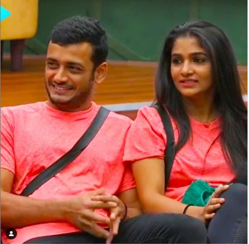 ಡಿಸೈನ್ ಬದಲಾಗಿರುತ್ತದೆ ಎಂದು ವಾದ ಮಾಡುವ ನೆಟ್ಟಿಗರಿಗೆ ಫ್ಯಾನ್ ಪೇಜ್ಗಳಲ್ಲಿ ಡಿಸೈನ್ ಕೂಡ ಒಂದೇ ಇರುವ ಫೋಟೋ ಹಂಚಿಕೊಂಡಿದ್ದಾರೆ. 