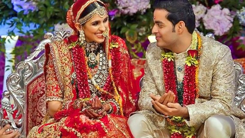 आकाश अंबानी और श्लोका मेहता बचपन से ही एक-दूसरे को जानते थे। उन दोनों की शुरुआती पढ़ाई धीरूभाई अंबानी इंटरनेशनल स्कूल में एक साथ हुई। दोनों के बीच अच्छी-खासी दोस्ती थी। कहा जाता है कि 12वीं के बाद ही आकाश और श्लोका एक-दूसरे को डेट करने लगे और 2019 में परिवार की रजामंदी से शादी कर ली।
