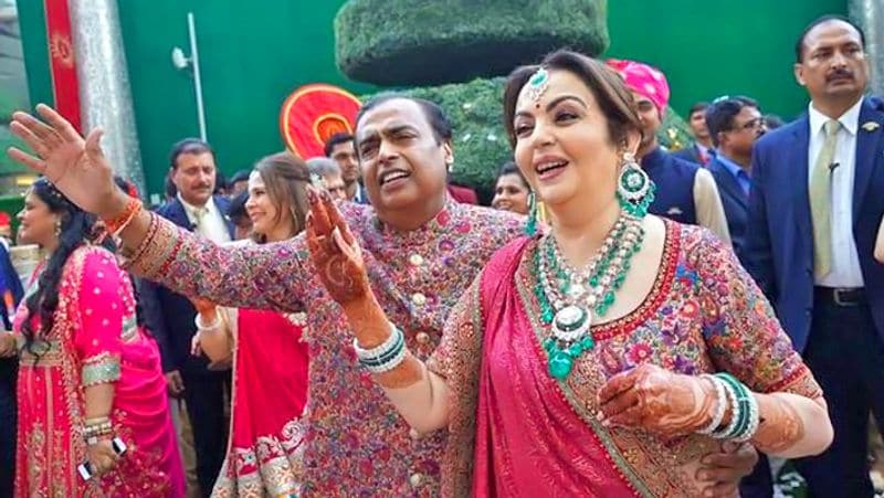 बता दें कि मार्च, 2019 को आकाश अंबानी ने श्लोका मेहता के साथ 7 फेरे लिए थे। आकाश की शादी बेहद ग्रैंड हुई थी। इसमें बिजनेसमैन, पॉलिटिशियन के साथ ही बॉलीवुड सेलेब्स भी शामिल हुए थे। बेटे की शादी में नीता ने जमकर डांस किया था। बरात में शाहरुख खान और करन जौहर आकाश अंबानी के साथ डांस करते दिखे थे।
