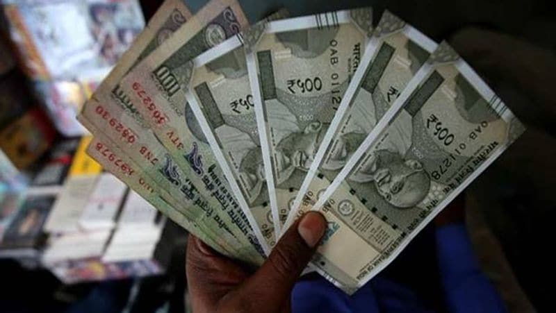 अगले 20 साल में LIC को 214696 रुपए जमा करना होगा। हालांकि, मैच्योरिटी पर LIC आपको 4 लाख रुपए लौटाएगी। इनवेस्टर मासिक, त्रैमासिक या अर्ध-वार्षिक आधार पर अपने प्रीमियम को जमा कर सकता है।
