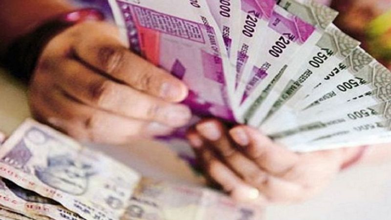 रिटर्न के अलावा LIC योजना में सुरक्षा कवरेज भी देता है। जैसे- अगर इनवेस्टर की योजना पूरा होने से पहले ही डेथ हो जाती है, तो बीमा कंपनी परिवार को वित्तीय सहायता देगी। एलआईसी आधार शिला योजना में कम से कम सम एश्योर्ड 75000 रुपए है जबकि अधिकतम 300000 रुपए है।