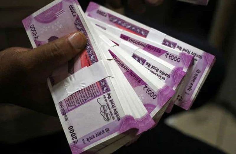 NHM के वे संविदा कर्मचारी, जिन्होंने 31 मार्च 2021 तक 3 साल की सेवा पूरी कर ली है, उन्हें 10% की दर से बोनस मिलेगा। जबकि कट ऑफ तारीख पर 5 साल की सेवा पूरी करने वालों को 15% की दर से बोनस मिलेगा। 