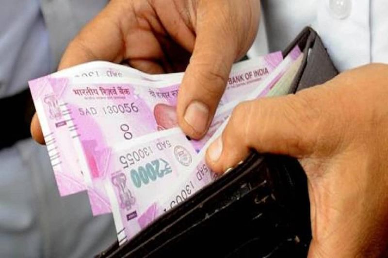 कोरोना महामारी में जिस तरह से लोगों की नौकरियों पर संकट रहा। प्राइवेट में तो कई लोगों की नौकरियां तक गईं। उस हालात में सरकार का बोनस देना राहत देने वाली घोषणा साबित हो सकती है।