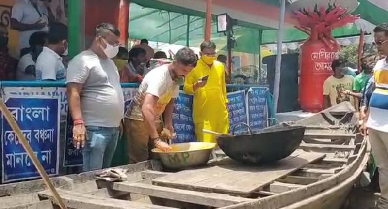 এই অবস্থান বিক্ষোভের নেতৃত্ব দেন উত্তর ২৪ পরগনা জেলা তৃণমূল যুব সভাপতি দেবরাজ চক্রবর্তী। মুখ্যমন্ত্রী মমতা বন্দ্যোপাধ্যায়ের নির্দেশে অভিষেক বন্দ্যোপাধ্যায়কে সামনে রেখে সারা রাজ্যজুড়ে কেন্দ্রীয় সরকারের নীতির বিরুদ্ধে তৃণমূল পথে নেমেছে বলে জানিয়েছেন তিনি। 