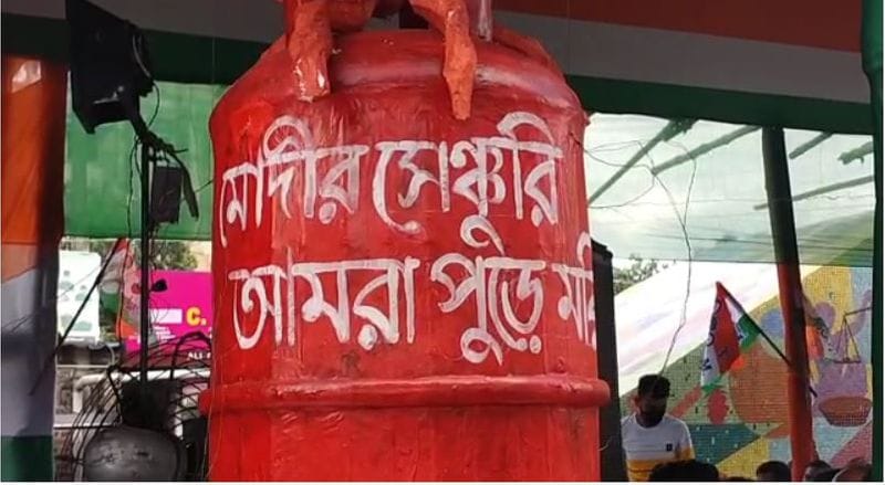 পেট্রোল-ডিজেলের মূল্যবৃদ্ধির প্রতিবাদে রাজারহাট গোপালপুর বিধানসভা এলাকায় অভিনব প্রতিবাদে সামিল তৃণমূল। 