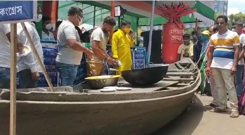 বাগুইআটি বাসস্ট্যান্ডে অভিনব অবস্থান বিক্ষোভ কর্মসূচি পালন করা হয়। 