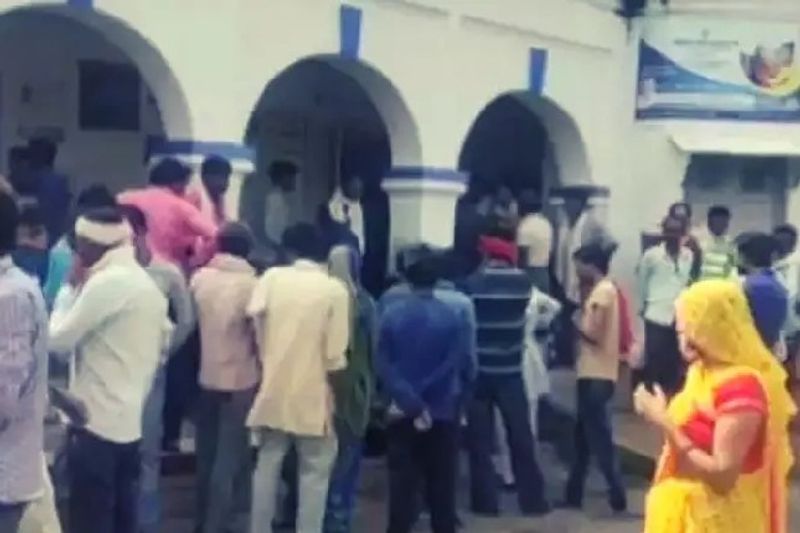  मुख्यमंत्री शिवराज सिंह चौहान ने महुआ झाला गांव में हुई दुर्घटना पर दु:ख व्यक्त करते हुए कहा कि महुआ झाला गांव में शौचालय निर्माण के लिए मिट्टी खोदने के दौरान अहिरवार समुदाय के 6 लोगों की करंट लगने से निधन का दुखद समाचार मिला। ईश्वर से दिवंगत आत्माओं की शांति और परिजनों को यह गहन दुःख सहन करने की शक्ति देने की प्रार्थना करता हूं। ॐ शांति!
