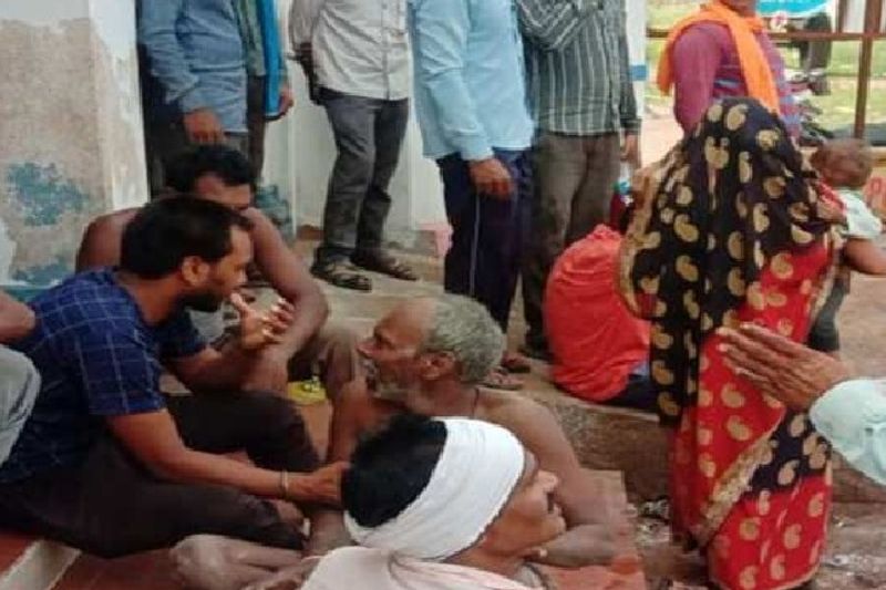 बिजावर पुलिस थाना प्रभारी मुकेश सिंह ठाकुर ने बताया कि परिवार के लोग घर में बने पानी टैंक साफ करने में जुटे हुए थे। अंधेरा होने के चलते टैंक में रोशनी के लिए लगाई गई थी। लेकिन अचानक करंट फैल गया और लोग इसकी चपेट में आते गए। गांव वालों की मदद से झुलसे लोगों को किसी तरह तुरंत स्वास्थ्य केंद्र ले गए, जहां डॉक्टर ने उन्हें मृत घोषित कर दिया।
