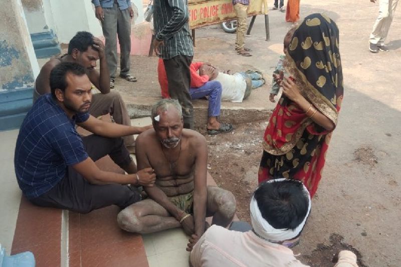 दरअसल, यह भयानक हादसा रविवार को छतरपुर जिले के बिजावर पुलिस थाने इलाके में महुआ झाला गांव में हुआ। जहां टॉयलेट के लिए सेप्टिक टैंक के निर्माण कार्य के दौरान एक शख्स करंट की चपेट में आ गया था। उसे बचाने के चक्कर में परिवार के अन्य 5 लोग भी करंट की चपेट में आ गए और एक-एक करके सभी की मौत हो गई।