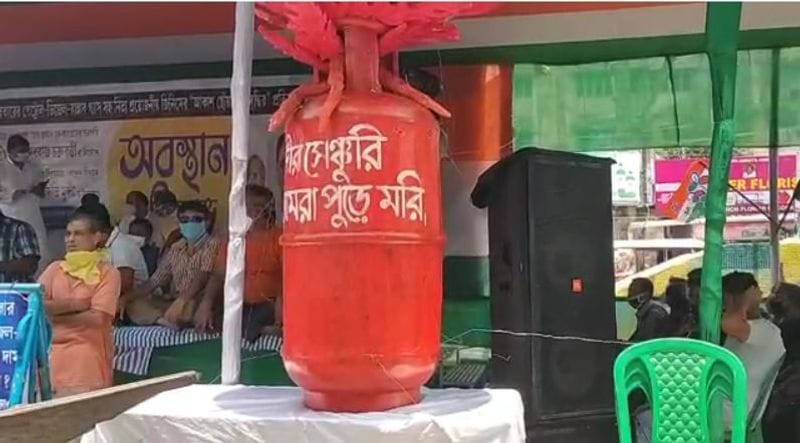 পেট্রোল ও ডিজেলের দাম যেভাবে বাড়ছে তাতে একটা সময় মানুষকে পেট্রোল চালিত গাড়ি বাদ দিয়ে সাইকেল, গরুর গাড়ি এই সব যানবাহন নিয়ে রাস্তায় বের হতে হবে বলে মনে করছেন তৃণমূল নেতৃত্ব।
