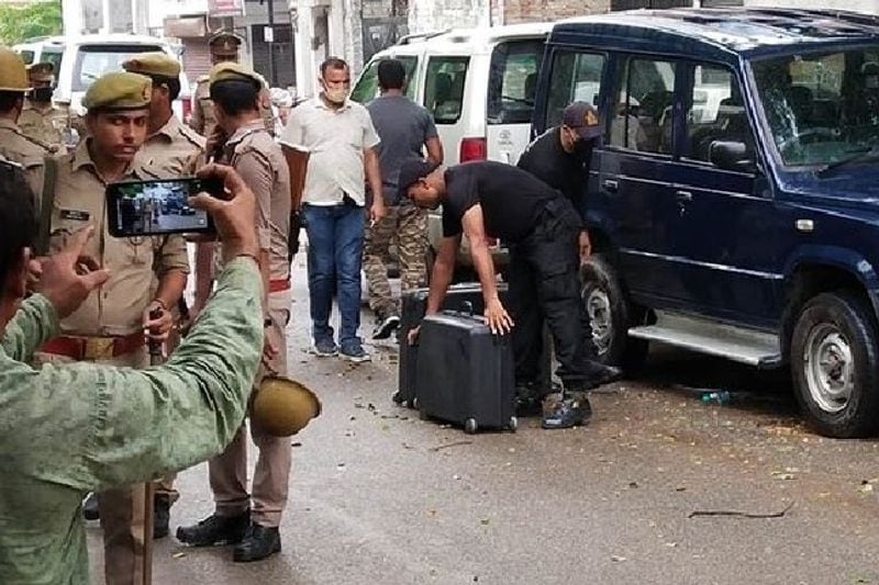 यूपी पुलिस के एडीजी प्रशांत कुमार ने बताया 'उमर हलमंडी नामक आतंकी संगठन को भारत में आतंकवादी गतिविधियों को चलाने का आदेश दिया थ। उमर हलमंडी वह संगठन है जो पाकिस्तान-अफगानिस्तान बॉर्डर पर आंतकी गतिविधियां संचालित करता है। इसी संगठन ने भारत में कुछ दिन पहले ही अल-कायदा के मॉड्यूल को खड़ा करने का निर्देश दिया था। जिसके तहत मिन्हाज, मसीरुद्दीन व शकील इन गतिविधियों को लखनऊ में चला रहे थे।