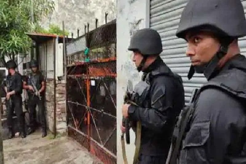 पकड़े गए आतंकी शाहिद के मकान से 2 प्रेशर कुकर बम, टाइम बम बनाने में उपहोग होने वाले 7 किलो विस्फोटक और भी कई सामान मिला है।