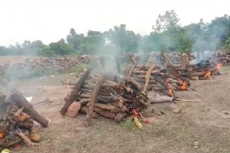 हादसे के वक्त मौके पर मौजदू जगन अहिरवार ने बताया कि रविवार की सुबह करीब 8 बजे बड़ा बेटा नरेंद्र अहिरवार (25) आया और बोला मैं टैंक की सफाई कर लेते हैं। मैं इसमें उतर जाता हूं, आप लोग बाहर से मेरी मदद करना। जिसके बाद वह टैंक में उतरा तभी वो करंट की चपेट में आ गया। वह चिल्लाने लगा उसकी चीख सुन छोटा बेटा विजय उसे बचाने के लिए दौड़ा, लेकिन उसे पकड़ते ही वह भी करंट की चपेट में आ गया। इस तरह दोनों बेटों की मौत हो गई। मेरे जवान बेटे बुजुर्ग बेटे को छोड़कर चले गई, मैं अब जिंदा रहकर क्या करूंगा..मेरी तो दुनिया ही उजड़ गई।