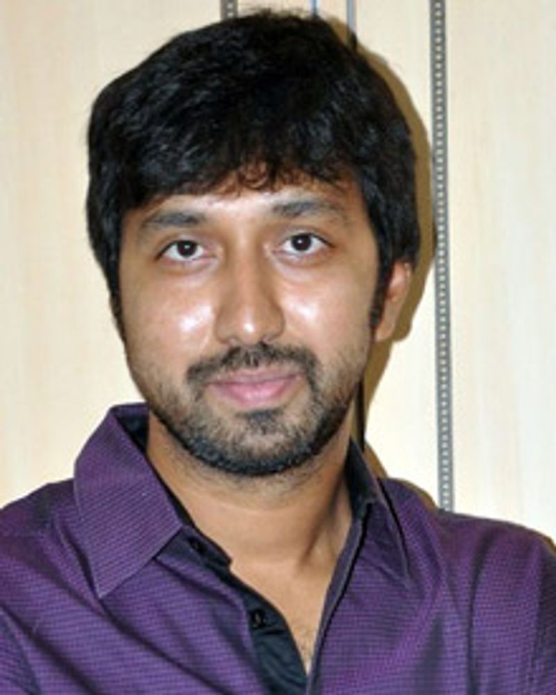 హైదరాబాద్ వచ్చినప్పుడు కలవమని బాబీకి చిన్ని కృష్ణ చెప్పారట. దీనితో హైదరాబాద్ వెళ్లిన బాబీని రాఘవేంద్రావుకు పరిచయం చేశారట చిన్ని కృష్ణ. అలాగే వేషం ఇవ్వాలని కోరారట. దీనితో బాబీని నిక్కర్ ధరించాలి, కొలతలు ఇవ్వమని రాఘవేంద్రరావు చెప్పారట.