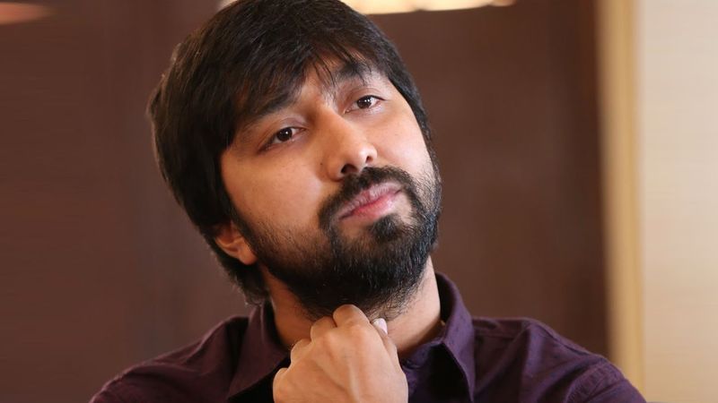 అప్పట్లో గుంటూరు చిరంజీవి ఫ్యాన్స్ అధ్యక్షుడిగా ఉన్న బాబీతో చిన్ని కృష్ణకు పరిచయం ఉంది. ఇంద్ర మూవీకి చిన్ని కృష్ణ కథను అందించగా ఆ మూవీ భారీ విజయం సాధించడంతో గుంటూరులో చిన్ని కృష్ణను బాబీ కలిశారట.