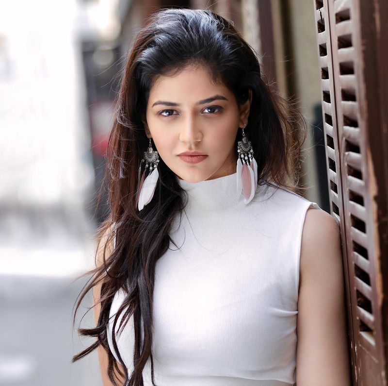 విజయ్ దేవరకొండ హీరోగా 2018లో విడుదలైన టాక్సీవాలా చిత్రంతో వెండితెరకు పరిచయమైంది ప్రియాంక. క్యూట్ లుక్స్, సాలిడ్ ఫిజిక్ తో ప్రేక్షకులను బాగానే ఆకట్టుకున్నారు.