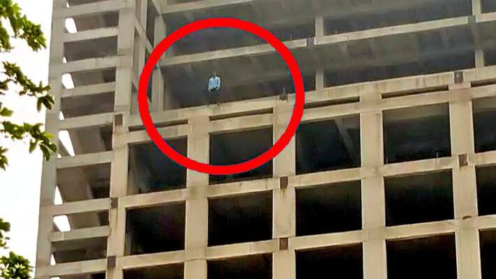Man climbs on 12th floor to commit suicide after fight with girlfriend kpn Man climbs on 12th floor to commit suicide after fight with girlfriend kpn