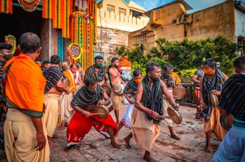 रथयात्रा में शामिल लगभग 2800 पुरोहितों और 800 अधिकारियों को वैक्सीन की दोनों खुराक दी गई है। उनका कोविड टेस्ट हुआ है, जिनकी रिपोर्ट पॉजिटिव आई, उन्हें रथ यात्रा में शामिल होने से रोक दिया गया। 