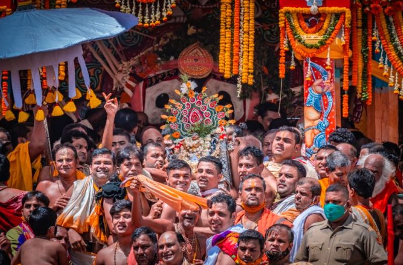 रथ यात्रा में कोविड प्रोटोकॉल का पालन करने के लिए इस त्योहार से पहले इन पुजारियों और अधिकारियों को अलग कर दिया गया था। एहतियात के तौर पर उन्हें रहने के लिए अलग से गर्वमेंट हाउस तैयार किए गए थे।