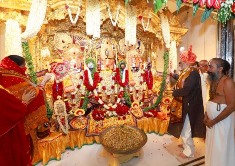 केंद्रीय गृह मंत्री अमित शाह ने सुबह लगभग 4 बजे मंदिर का दौरा किया और मंगला आरती में भाग लिया। अमित शाह ने ट्विट कर राष्ट्र को शुभकामनाएं भी दीं।