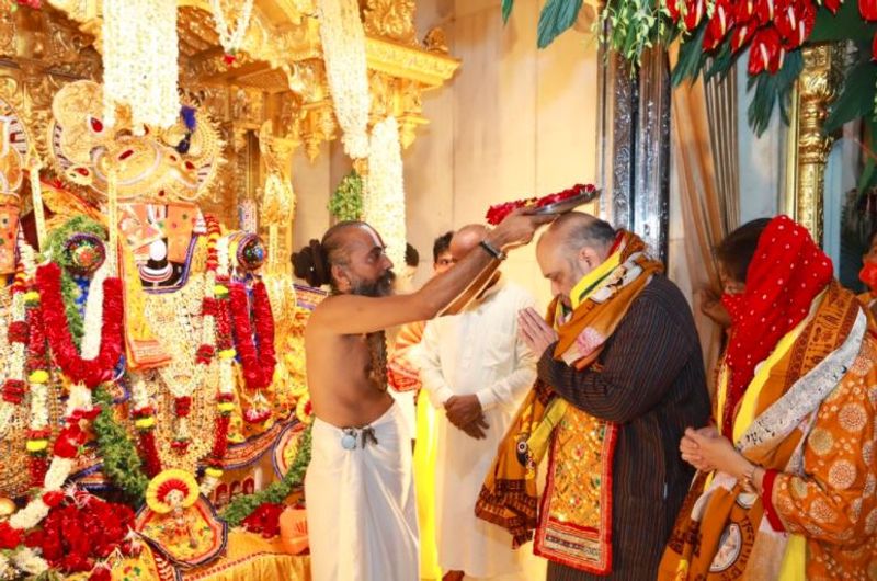 अमित शाह ने ट्वीट किया, जगन्नाथ रथयात्रा के शुभ अवसर पर मैं अहमदाबाद के जगन्नाथ मंदिर में कई वर्षों से मंगला आरती में भाग लेता आ रहा हूं और हर बार यहाँ एक अलग ऊर्जा की प्राप्ति होती है। आज भी महाप्रभु की आराधना करने का सौभाग्य प्राप्त हुआ। महाप्रभु जगन्नाथ सभी पर सदैव अपनी कृपा व आशीष बनायें रखें।