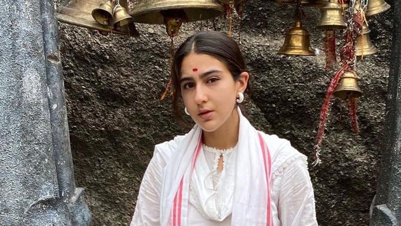 एक शख्स ने कमेंट करते हुए लिखा- नाम मुस्लिम पहचान हिंदू, मेरी सलाह मानो और कोई एक धर्म का पालन करो। एक ने लिखा- शरम आनी चाहिए तुमको। एक बोला- मंदिर में नहीं मस्जिद में जाओ। वहीं, कुछ लोग सारा के सपोर्ट में भी खड़े हुए है। 