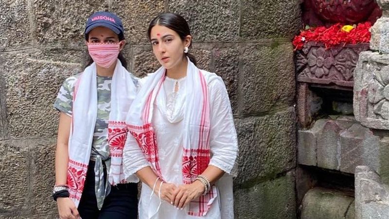 वैसे, सारा अली खान को पहली बार ट्रोल नहीं किया गया है। इससे पहले भी वो ट्रोलिंग का शिकार हो चुकी हैं। दो साल पहले रमजान पर सारा ने अपने एक पुराने फोटोशूट की फोटो शेयर की थीं। इसमें सारा का बोल्ड अंदाज देख सोशल मीडिया यूजर्स ने उन्हें खूब ट्रोल किया था। एक यूजर ने सारा को मेंशन करते हुए कहा था- रमजान का तो लिहाज कर...नाम की मुसलमान हो तुम। अभी इसी टाइम अनफॉलो...एक फैन हमेशा के लिए खो दिया तुमने।