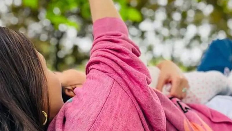 এর আগে মেয়ের ৬ মাসের জন্মদিন সহ বিভিন্ন মুহূর্তের ছবিও সোশ্যাল মিডিয়ায় শেয়ার করেছিলেন বিরুষ্কা।
