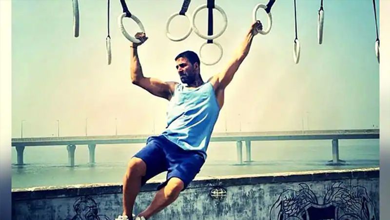 अक्षय सब कुछ खाने में विश्वास करते हैं, लेकिन वह सही समय पर अपना खाना खाते हैं। रोज शाम 7 बजे से पहले अपना डिनर खत्म करते हैं। उसके बाद वह कुछ भी नहीं खाते। भले ही वह कहीं पार्टी में क्यों न हो या बाहर शूट पर हों, उनका रुटीन डाइट को लेकर कभी नहीं बदलता।