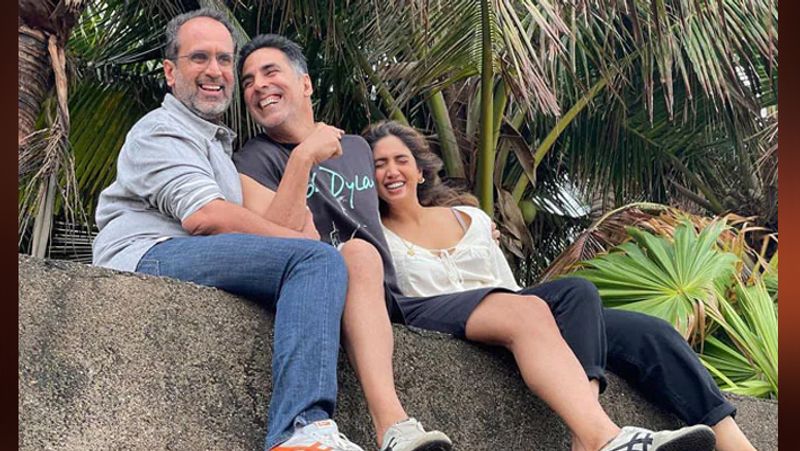 बता दें कि डायरेक्टर आनंद एल राय द्वारा निर्देशित रक्षाबंधन की शूटिंग मुंबई में ही हो रही है, जिसकी जानकारी अक्षय ने पोस्ट शेयर कर दी थी। उन्होंने आनंद एल राय के साथ फोटो शेयर कर लिखा था- जब मैं बड़ा हो रहा था, मेरी बहन अलका मेरी सबसे अच्छी दोस्त थीं। यह सबसे सहज दोस्ती थी। आनंद एल राय की रक्षा बंधन मैं अपनी बहन और इस प्यारे रिश्ते को समर्पित करता हूं। 