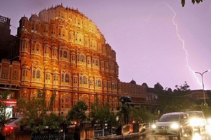 आप तस्वीर में साफ तौर पर देख सकते हैं कि हवा महल से दिख रहा आमेर महल पर इस तरह बिजली गिरी।
