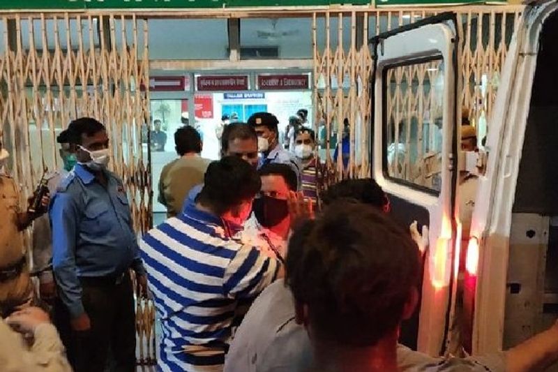 पुलिस और स्थानीय लोगों ने बिजली की चपेट में आए सभी लोगों को जयपुर के ट्रांमा सेंटर में भर्ती कराया गया। जैसी मृतकों के परिजनों को इस हादसे के बारे में पता चला तो वह बिलखते हुए अस्पताल जा पहुंचे। जहां अफरा-तफरी का मौहल बन गया।
