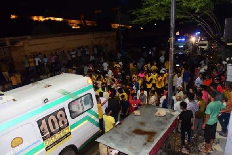 बता दें कि लोगों के शव को पहाड़ी से निकालन में पुलिस को खासी परेशानी का सामना करना पड़ा। पुलिस कमिश्नर आनंद श्रीवास्तव ने बताया कि आमेर किले और उसके आस-पास के इलाके में जिस समय बिजली गिरी, उसके झटके से वॉच टावर से कई लोग पहाड़ियों के बीच झाड़ियों में भी गिर गए। रेस्क्यू ऑपरेशन के दौरान वहां तक पहुंच पाने में काफी दिक्कत आईं। रात में अंधेरा होने की वजह से और भी कठनाई का सामना करना पड़ा।