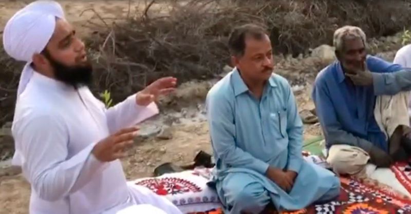 पाकिस्तान में हिंदुओं की संख्या कितनी है?
पाकिस्तान में अल्पसंख्यक हिंदुओं की संख्या 45 लाख या पाकिस्तान की आबादी का 2 प्रतिशत से अधिक है, जिनमें से अधिकांश सिंध में रहते हैं। सिंध से हिंदुओं को इस्लाम में बदलने के मामले पहले भी आते रहे हैं।
