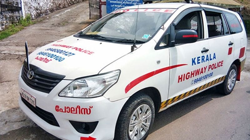 आरोपियों ने प्राइवेट पार्ट में डाल दी बोतल
मीडिया रिपोर्ट्स के मुताबिक, जब पति खाना लेने के लिए बाहर गया, इसी दौरान कथित तौर पर लॉज के मैसेजर सहित कुछ आरोपियों ने उसके साथ गैंगरेप किया। आरोपियों ने महिला को कथित तौर पर प्रताड़ित किया और उसके प्राइवेट पार्ट में बीयर की बोतल डाल दीं।
