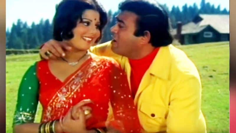 सुलक्षणा ने संजीव कुमार को बहुत मनाया था कि वे उससे शादी कर लें लेकिन ऐसा नहीं हो सका। अचानक संजीव कुमार की मौत के बाद वे अपना मानसिक संतुलन खो बैठीं थीं। उन्हें फिल्में मिलनी बंद हो गईं थीं और फिर गायन भी छूट गया था।
