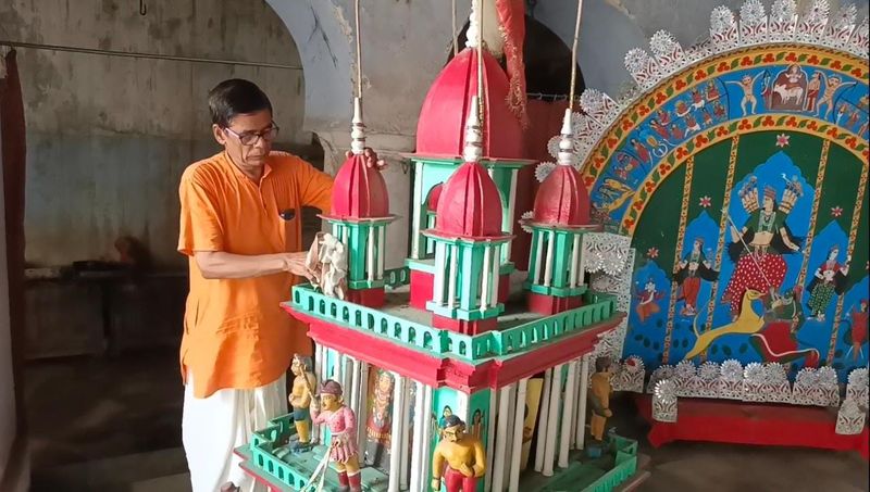 এই রথ প্রায় ৩৫০ বছরের পুরোনো। রাজা মহতাবচাঁদের আমলে এই রথ আজকের রূপ পায়। এখানে দুটি রথ ছিল। একটি রাজার রথ। অন্যটি রানির।
