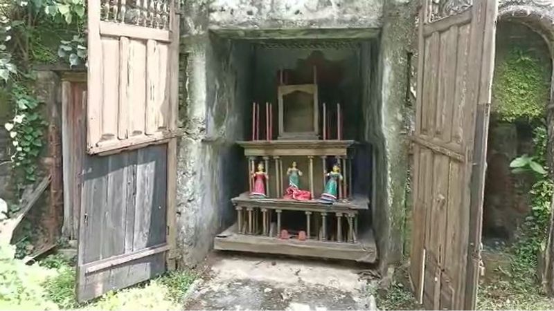 মজার বিষয় হল রানি রথ বাইরে কোথাও নিয়ে যাওয়া হত না। রাজবাড়ির মধ্যেই এই রথের দড়িতে টান দেওয়া হয়। আর পিতলের রথটিকে বাইরে টানা হত। 