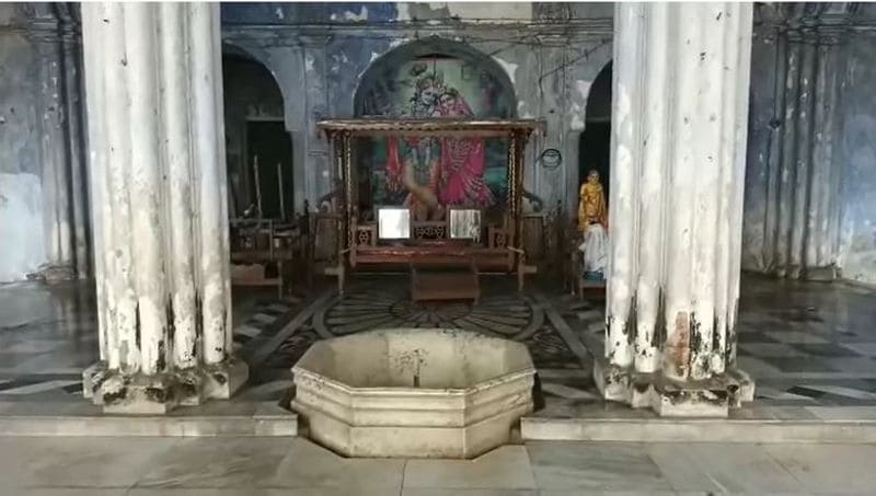 কিন্তু, রুপোর রথ আর নেই। তার পরিবর্তে এখন কাঠের রথ রয়েছে। তবে পিতলের রথটি এখনও রয়েছে। মন্দির চত্বরেই এখন সেই রথ টানা হয়।