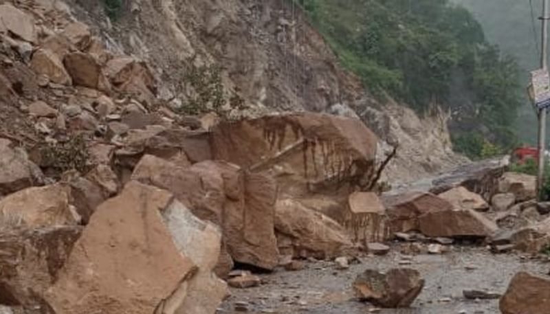 কাঙরা জেলায় প্রবল বৃষ্টি আর হড়পাবানের সাক্ষী। বিপর্যস্ত গোটা একায়। ফুলে ফেঁপে রয়েছে ভাগসু নাগ নদীটি।
