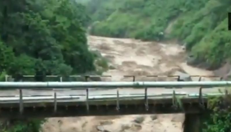  অমিত শাহ রাজ্যের বন্যা পরিস্থিতি পর্যালোচনা করেছেন। হিমাচল প্রদেশের মুখ্যমন্ত্রী জয়রাম ঠাকুরের সঙ্গে কথা বলেছেন তিনি। কেন্দ্রের পক্ষ থেকে সব রকম সহযোগিতা করার আশ্বাসও দিয়েছেন তিনি। 